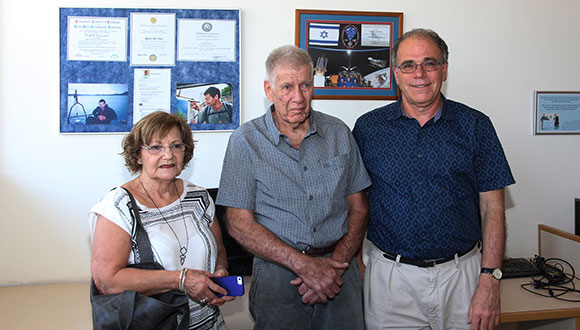 תמונת הוריו של רפי כצמן עם פרופ׳ אורי  טן-ברינק